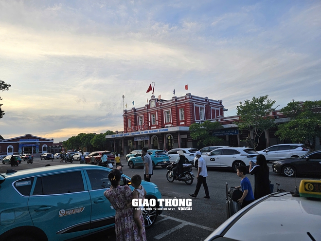 Chùm ảnh: Lễ 2/9, dòng người nườm nượp di chuyển bằng phương tiện tàu hỏa- Ảnh 8. Chùm ảnh: Lễ 2/9, dòng người nườm nượp di chuyển bằng phương tiện tàu hỏa- Ảnh 8.