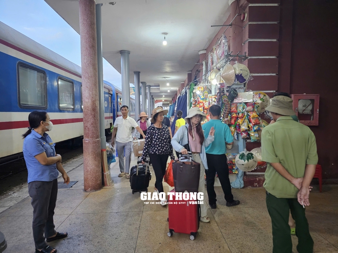 Chùm ảnh: Lễ 2/9, dòng người nườm nượp di chuyển bằng phương tiện tàu hỏa- Ảnh 9. Chùm ảnh: Lễ 2/9, dòng người nườm nượp di chuyển bằng phương tiện tàu hỏa- Ảnh 9.