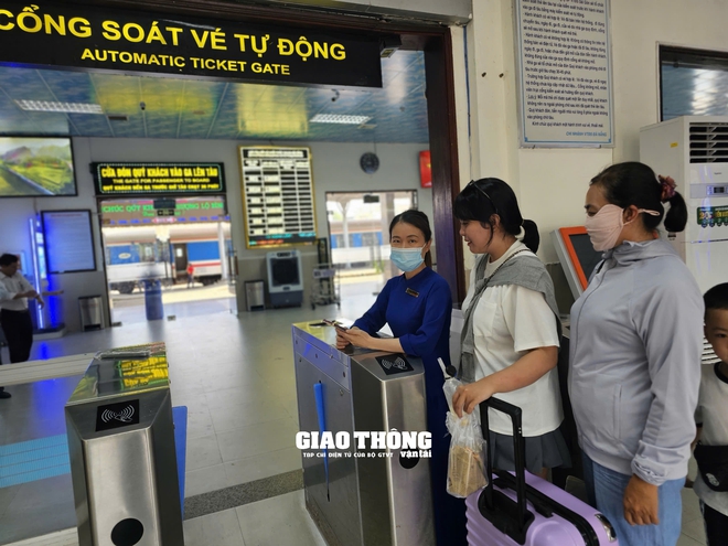 Chùm ảnh: Lễ 2/9, dòng người nườm nượp di chuyển bằng phương tiện tàu hỏa- Ảnh 2. Chùm ảnh: Lễ 2/9, dòng người nườm nượp di chuyển bằng phương tiện tàu hỏa- Ảnh 2.