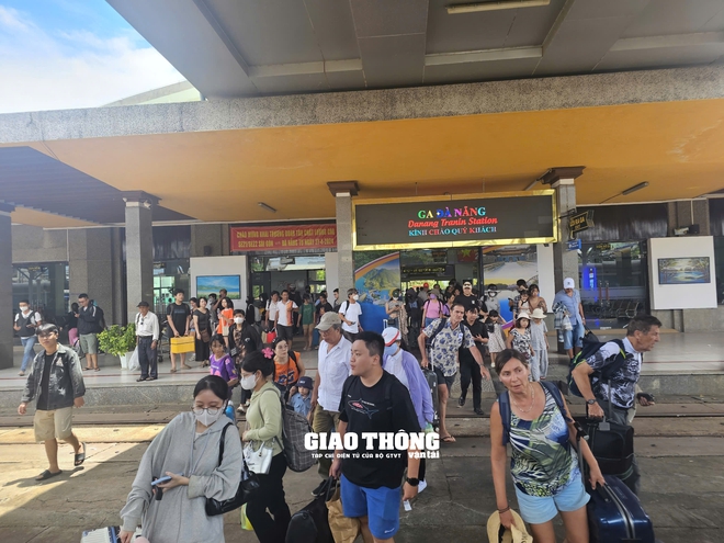 Chùm ảnh: Lễ 2/9, dòng người nườm nượp di chuyển bằng phương tiện tàu hỏa- Ảnh 4. Chùm ảnh: Lễ 2/9, dòng người nườm nượp di chuyển bằng phương tiện tàu hỏa- Ảnh 4.