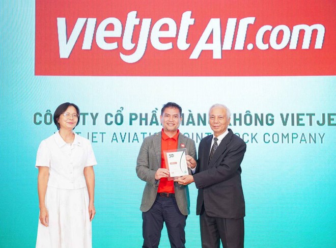 Vietjet được vinh danh trong Top 50 doanh nghiệp phát triển bền vững tiêu biểu 2024- Ảnh 1.