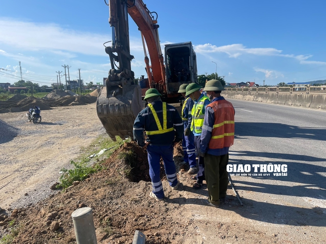 Cận cảnh rào đóng đường ngang đấu nối trái phép vào QL10 qua địa bàn Thanh Hóa - Ảnh 5.