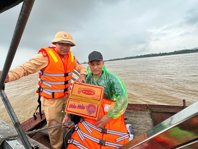 Hà Nội đang cứu trợ tàu thuyền lật nghiêng khu vực cầu Long Biên - Ảnh 5.