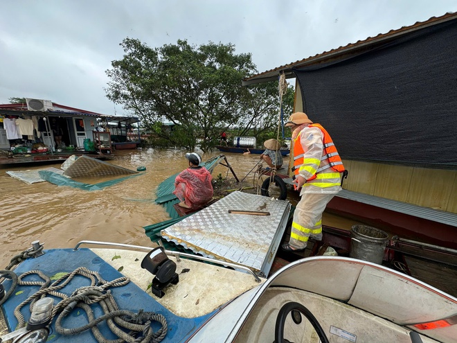 Hà Nội đang cứu trợ tàu thuyền lật nghiêng khu vực cầu Long Biên - Ảnh 7.