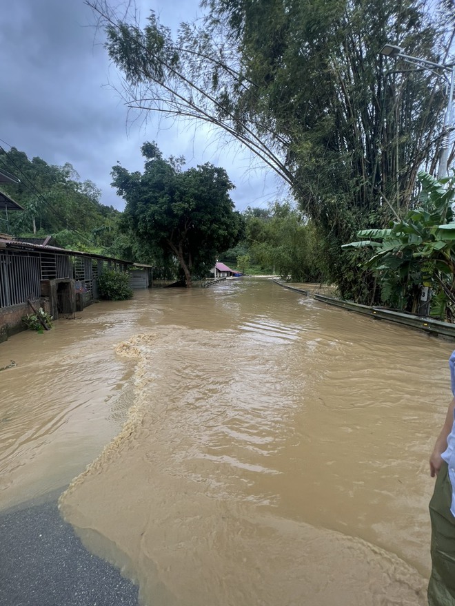 Cục Đường bộ VN kiểm tra các tuyến đường bị thiệt hại - Ảnh 6.