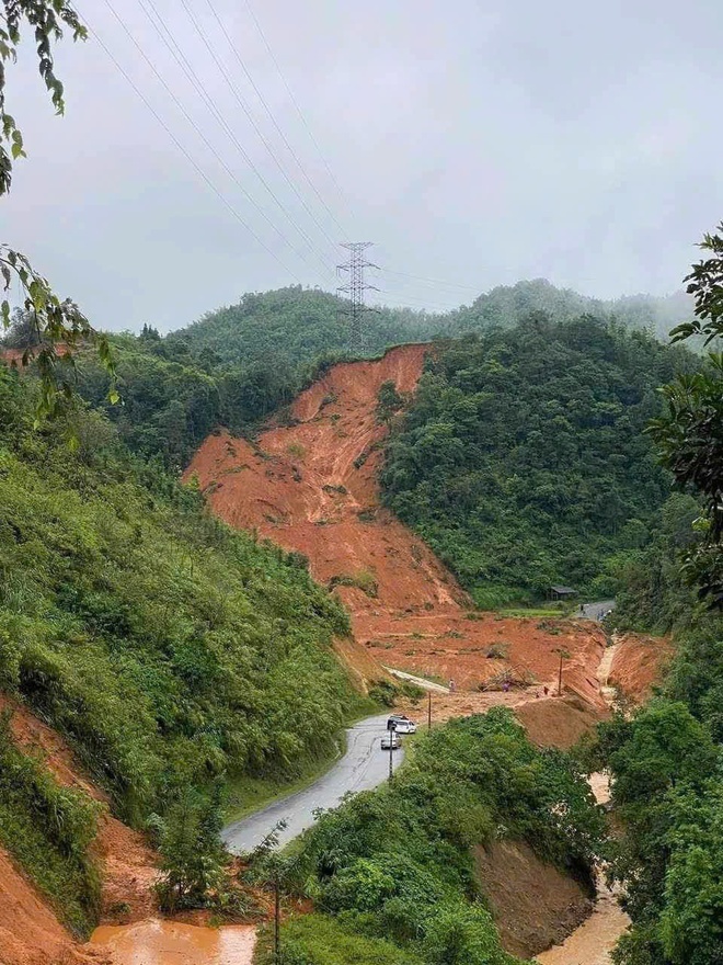 [Video] Đã tìm thấy thi thể 15 người trong vụ sạt lở cuốn theo ôtô, xe máy ở Cao Bằng- Ảnh 2.