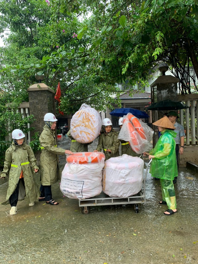 Chùm ảnh: Người lao động ngành GTVT chia sẻ khó khăn với người dân bị ảnh hưởng bởi mưa lũ - Ảnh 16.