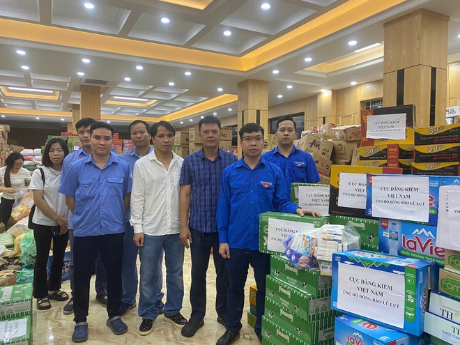 Chùm ảnh: Người lao động ngành GTVT chia sẻ khó khăn với người dân bị ảnh hưởng bởi mưa lũ - Ảnh 10.