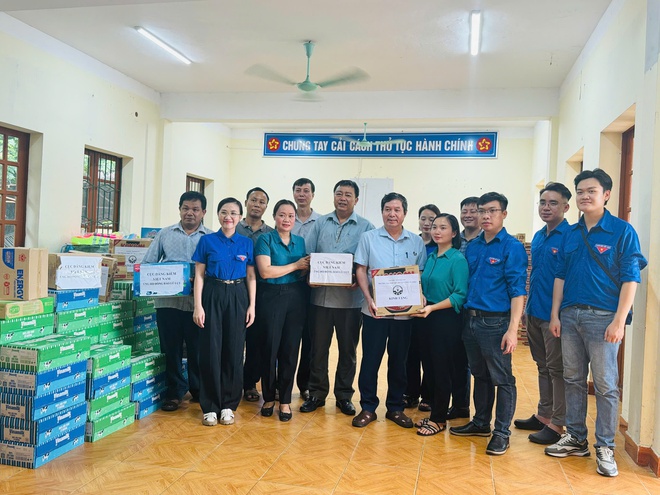 Chùm ảnh: Người lao động ngành GTVT chia sẻ khó khăn với người dân bị ảnh hưởng bởi mưa lũ - Ảnh 8.