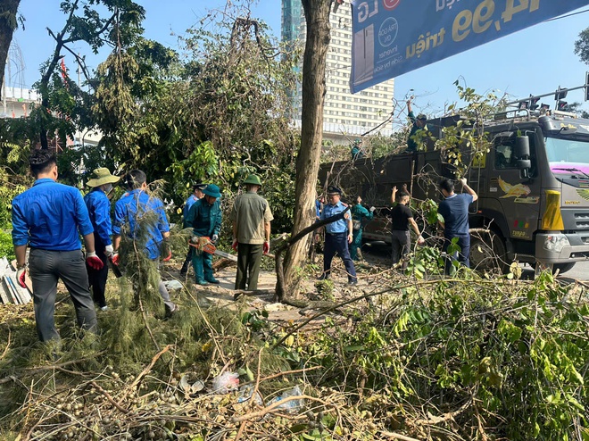 Hà Nội huy động tổng lực dọn dẹp đường phố sau bão số 3- Ảnh 9.