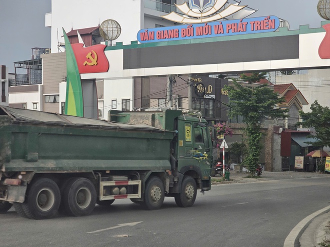 Chùm ảnh: Xe chở vật liệu có dấu hiệu quá tải chạy nườm nượp qua nhiều huyện thuộc tỉnh Hưng Yên- Ảnh 6. Chùm ảnh: Xe chở vật liệu có dấu hiệu quá tải chạy nườm nượp qua nhiều huyện thuộc tỉnh Hưng Yên- Ảnh 6.