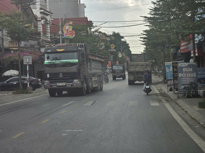 Chùm ảnh: Xe chở vật liệu có dấu hiệu quá tải chạy nườm nượp qua nhiều huyện thuộc tỉnh Hưng Yên- Ảnh 7. Chùm ảnh: Xe chở vật liệu có dấu hiệu quá tải chạy nườm nượp qua nhiều huyện thuộc tỉnh Hưng Yên- Ảnh 7.