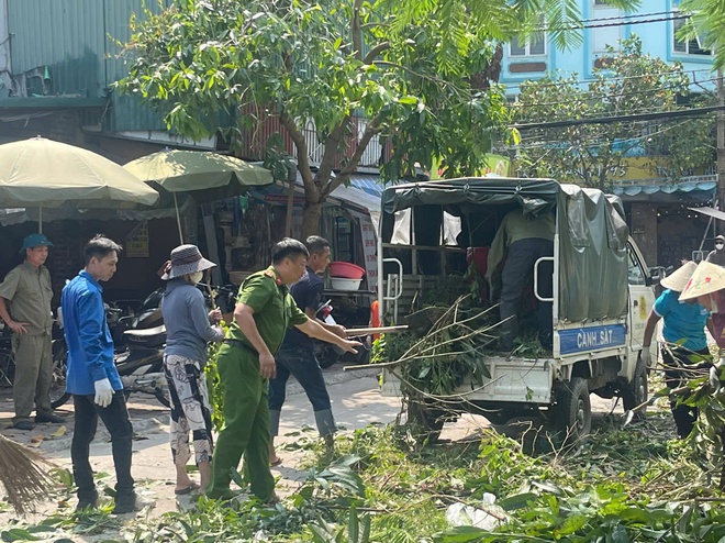 Hà Nội huy động tổng lực dọn dẹp đường phố sau bão số 3- Ảnh 8.