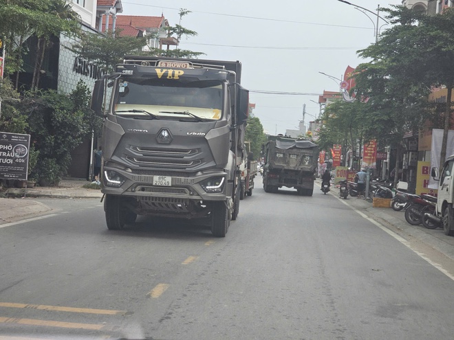 Chùm ảnh: Xe chở vật liệu có dấu hiệu quá tải chạy nườm nượp qua nhiều huyện thuộc tỉnh Hưng Yên- Ảnh 8. Chùm ảnh: Xe chở vật liệu có dấu hiệu quá tải chạy nườm nượp qua nhiều huyện thuộc tỉnh Hưng Yên- Ảnh 8.