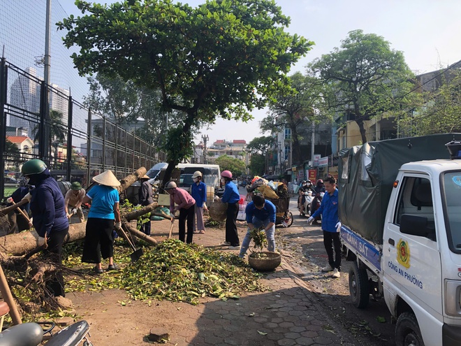 Hà Nội huy động tổng lực dọn dẹp đường phố sau bão số 3- Ảnh 12.