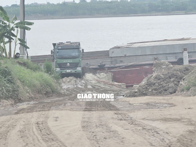 Chùm ảnh: Xe chở vật liệu có dấu hiệu quá tải chạy nườm nượp qua nhiều huyện thuộc tỉnh Hưng Yên- Ảnh 3. Chùm ảnh: Xe chở vật liệu có dấu hiệu quá tải chạy nườm nượp qua nhiều huyện thuộc tỉnh Hưng Yên- Ảnh 3.