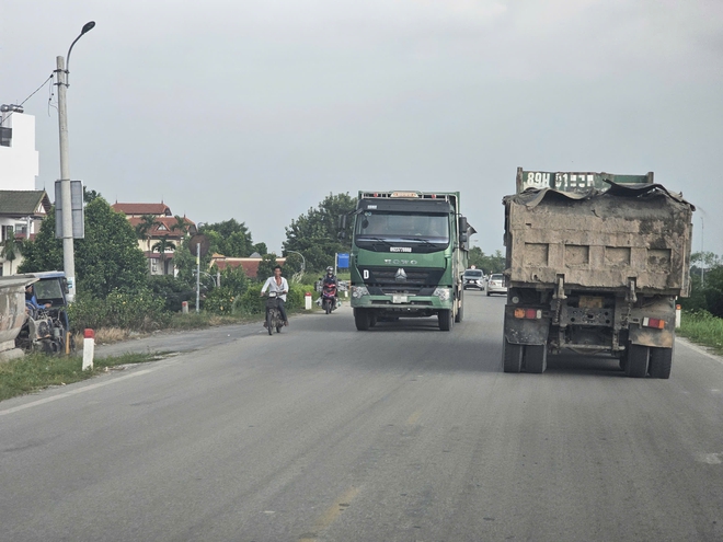 Chùm ảnh: Xe chở vật liệu có dấu hiệu quá tải chạy nườm nượp qua nhiều huyện thuộc tỉnh Hưng Yên- Ảnh 11. Chùm ảnh: Xe chở vật liệu có dấu hiệu quá tải chạy nườm nượp qua nhiều huyện thuộc tỉnh Hưng Yên- Ảnh 11.