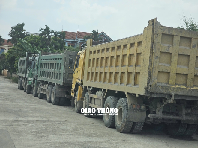 Chùm ảnh: Xe chở vật liệu có dấu hiệu quá tải chạy nườm nượp qua nhiều huyện thuộc tỉnh Hưng Yên- Ảnh 16. Chùm ảnh: Xe chở vật liệu có dấu hiệu quá tải chạy nườm nượp qua nhiều huyện thuộc tỉnh Hưng Yên- Ảnh 16.