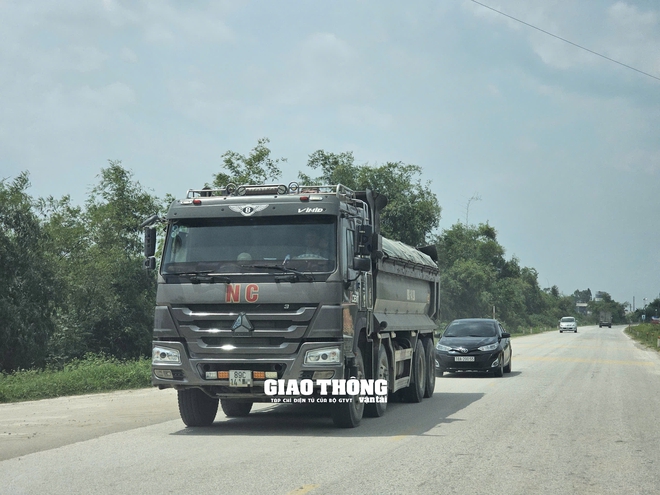 Chùm ảnh: Xe chở vật liệu có dấu hiệu quá tải chạy nườm nượp qua nhiều huyện thuộc tỉnh Hưng Yên- Ảnh 10. Chùm ảnh: Xe chở vật liệu có dấu hiệu quá tải chạy nườm nượp qua nhiều huyện thuộc tỉnh Hưng Yên- Ảnh 10.
