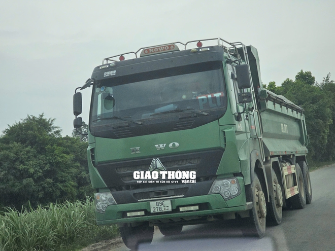 Chùm ảnh: Xe chở vật liệu có dấu hiệu quá tải chạy nườm nượp qua nhiều huyện thuộc tỉnh Hưng Yên- Ảnh 13. Chùm ảnh: Xe chở vật liệu có dấu hiệu quá tải chạy nườm nượp qua nhiều huyện thuộc tỉnh Hưng Yên- Ảnh 13.