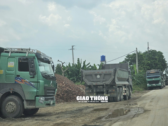 Chùm ảnh: Xe chở vật liệu có dấu hiệu quá tải chạy nườm nượp qua nhiều huyện thuộc tỉnh Hưng Yên- Ảnh 15. Chùm ảnh: Xe chở vật liệu có dấu hiệu quá tải chạy nườm nượp qua nhiều huyện thuộc tỉnh Hưng Yên- Ảnh 15.