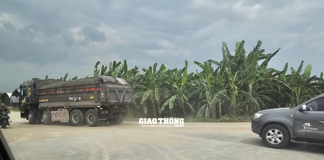 Chùm ảnh: Xe chở vật liệu có dấu hiệu quá tải chạy nườm nượp qua nhiều huyện thuộc tỉnh Hưng Yên- Ảnh 4. Chùm ảnh: Xe chở vật liệu có dấu hiệu quá tải chạy nườm nượp qua nhiều huyện thuộc tỉnh Hưng Yên- Ảnh 4.