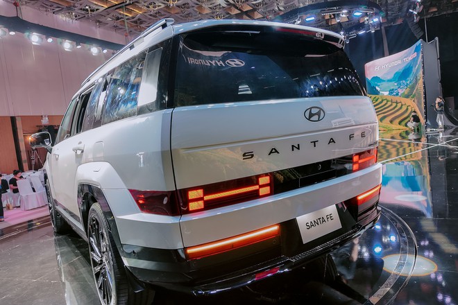 Hyundai Santa Fe tiếp tục xả kho để kéo khách - Ảnh 4.