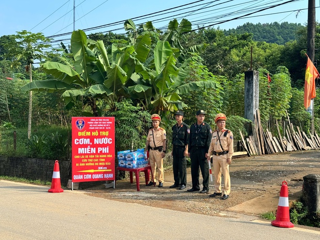 Yên Bái: CSGT hỗ trợ vận chuyển nhu yếu phẩm đến đồng bào bị cô lập do mưa lũ- Ảnh 8.