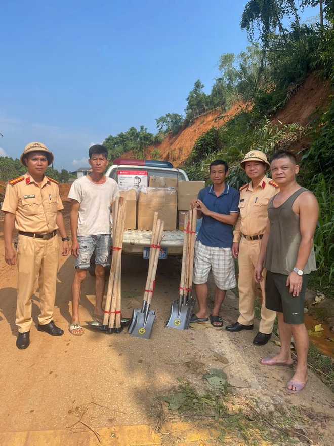 Yên Bái: CSGT hỗ trợ vận chuyển nhu yếu phẩm đến đồng bào bị cô lập do mưa lũ- Ảnh 6.