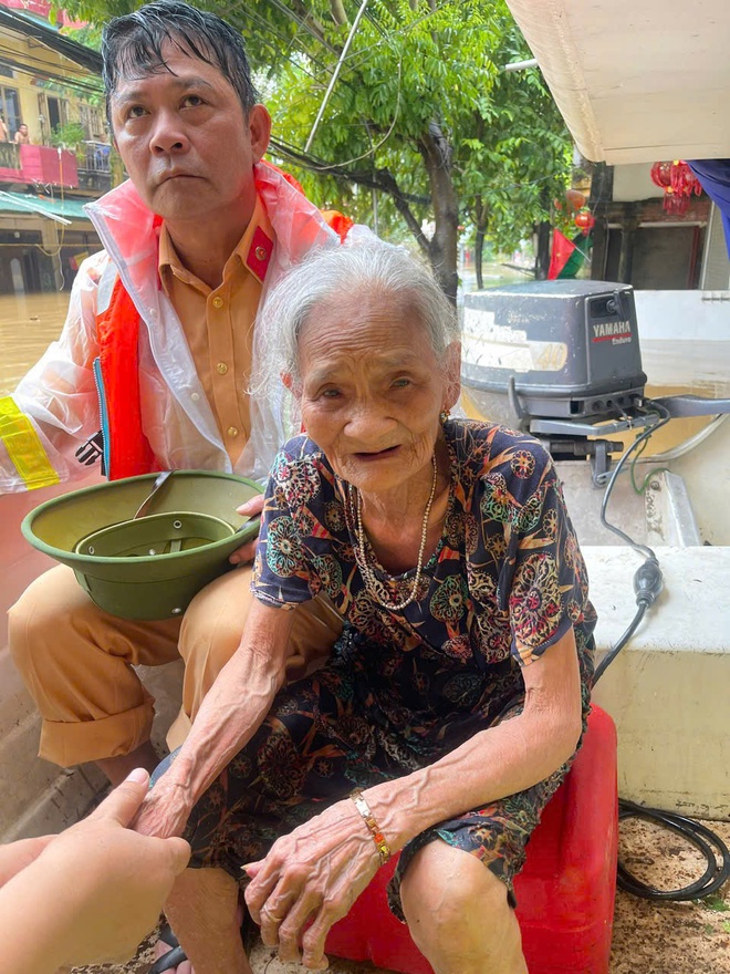 Yên Bái: CSGT hỗ trợ vận chuyển nhu yếu phẩm đến đồng bào bị cô lập do mưa lũ- Ảnh 4.