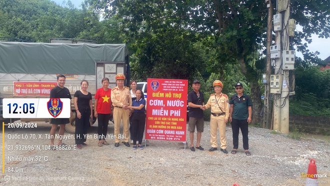 Yên Bái: CSGT hỗ trợ vận chuyển nhu yếu phẩm đến đồng bào bị cô lập do mưa lũ- Ảnh 12.