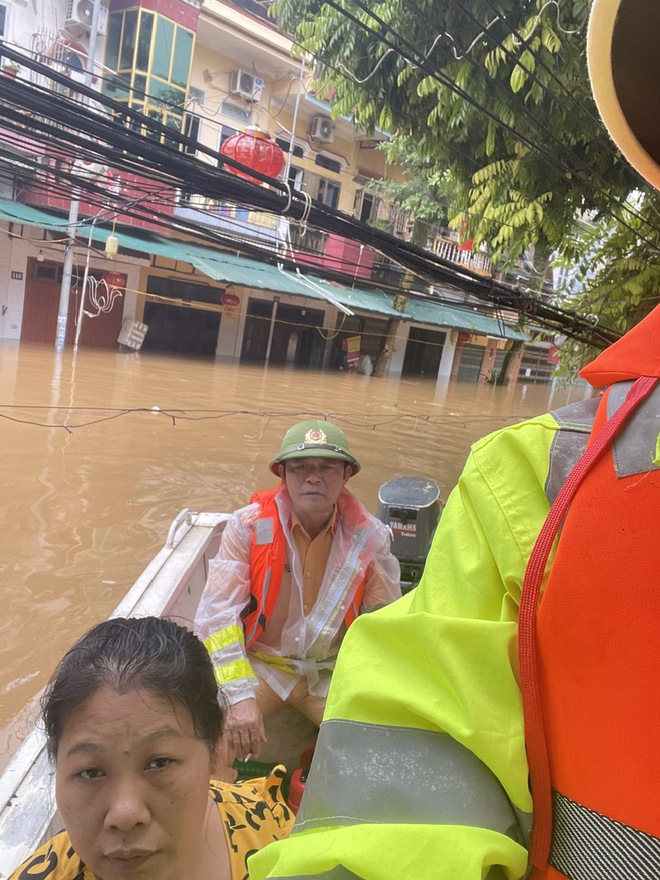 Yên Bái: CSGT hỗ trợ vận chuyển nhu yếu phẩm đến đồng bào bị cô lập do mưa lũ- Ảnh 1.