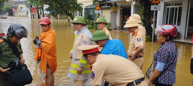 Yên Bái: CSGT hỗ trợ vận chuyển nhu yếu phẩm đến đồng bào bị cô lập do mưa lũ- Ảnh 2.