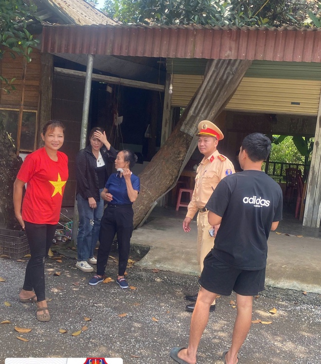 Yên Bái: CSGT hỗ trợ vận chuyển nhu yếu phẩm đến đồng bào bị cô lập do mưa lũ- Ảnh 10.