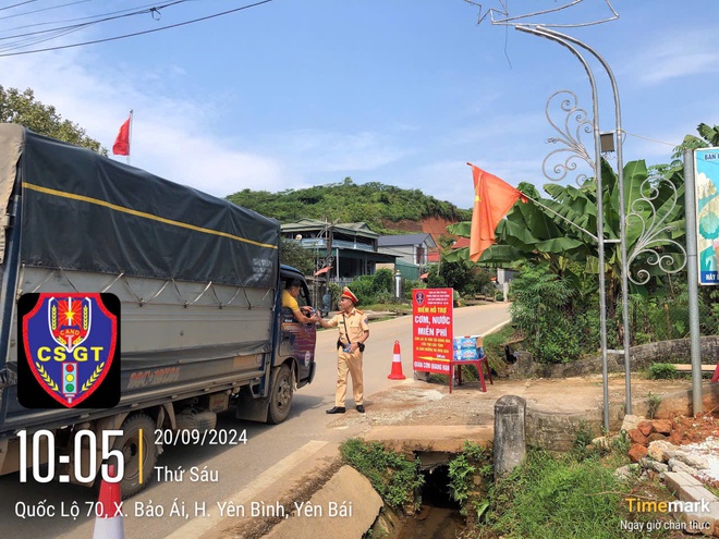 Yên Bái: CSGT hỗ trợ vận chuyển nhu yếu phẩm đến đồng bào bị cô lập do mưa lũ- Ảnh 9.