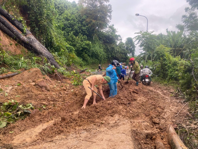 Yên Bái: CSGT hỗ trợ vận chuyển nhu yếu phẩm đến đồng bào bị cô lập do mưa lũ- Ảnh 7.