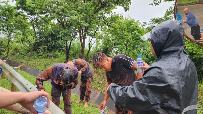 Thông tin chính thức vụ sạt lở trên Quốc lộ 6 qua Sơn La, đất đá đè 2 ôtô- Ảnh 1. Thông tin chính thức vụ sạt lở trên Quốc lộ 6 qua Sơn La, đất đá đè 2 ôtô- Ảnh 1.