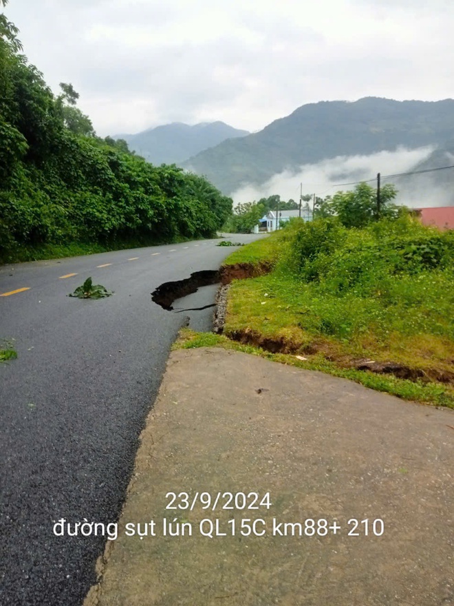 Thanh Hóa: Nhiều tuyến đường bị ngập sâu do hoàn lưu bão số 4- Ảnh 2.