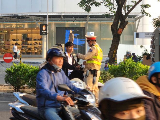 Sắp mở cao điểm xử lý vi phạm giao thông liên quan đến học sinh
- Ảnh 2.