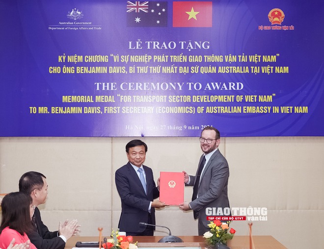 Bộ GTVT trao Kỷ niệm chương cho Bí thư thứ nhất Đại sứ quán Australia- Ảnh 2.