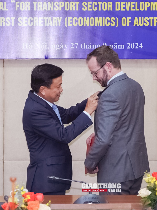 Bộ GTVT trao Kỷ niệm chương cho Bí thư thứ nhất Đại sứ quán Australia- Ảnh 3.