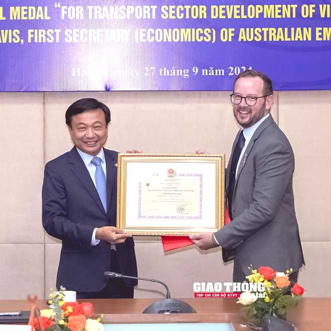 Bộ GTVT trao Kỷ niệm chương cho Bí thư thứ nhất Đại sứ quán Australia- Ảnh 4.