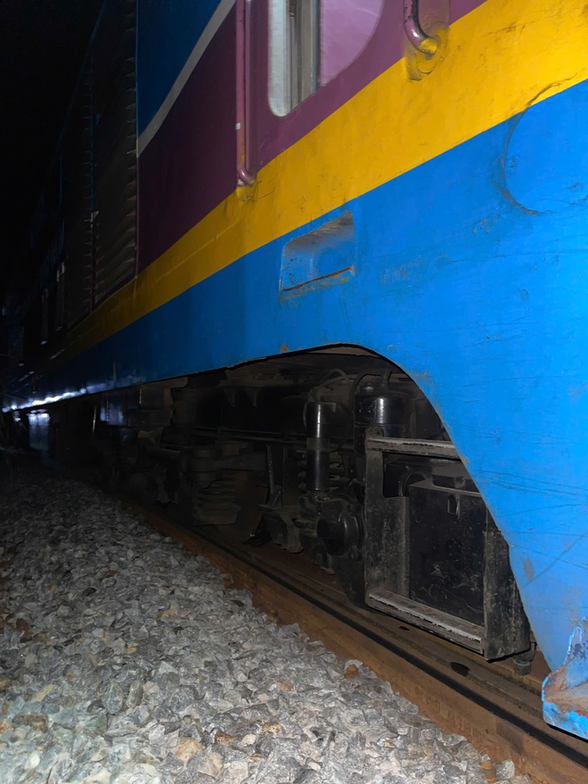 Tàu HH16T trật bánh tại khu gian Lăng Cô – Thừa Lưu- Ảnh 1.