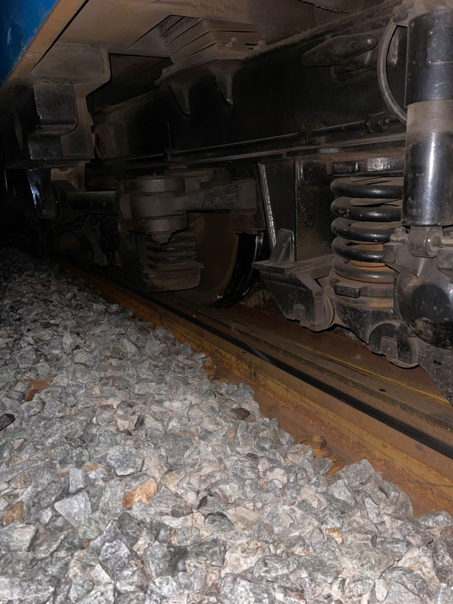 Tàu HH16T trật bánh tại khu gian Lăng Cô – Thừa Lưu- Ảnh 2.