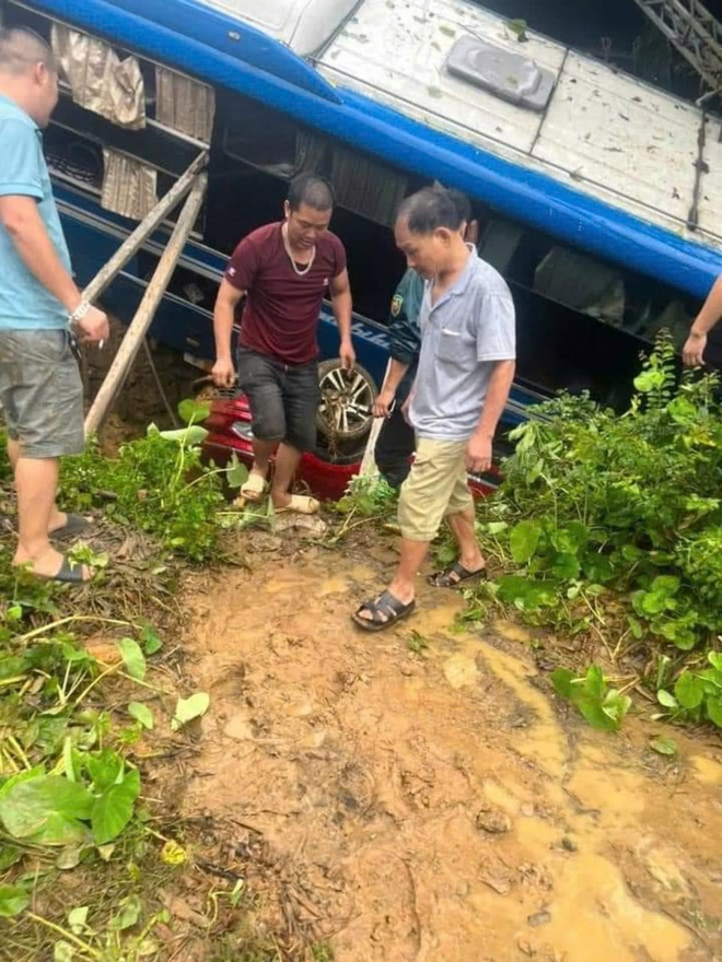 Hà Giang: Sạt lở QL2 vùi lấp nhiều ôtô và người dân - Ảnh 3.