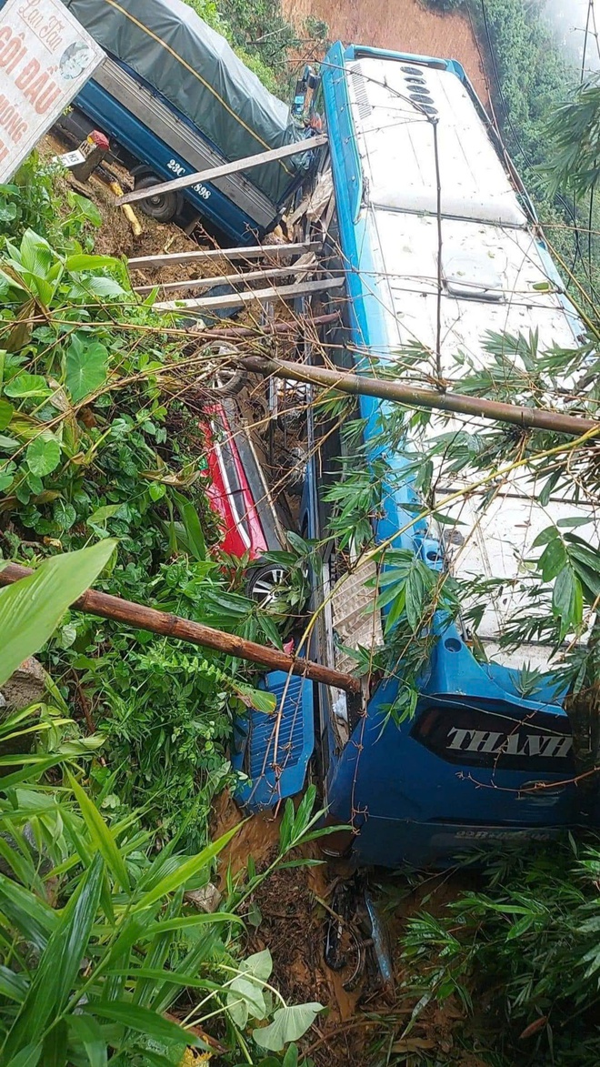 Hà Giang: Sạt lở QL2 vùi lấp nhiều ôtô và người dân - Ảnh 1.