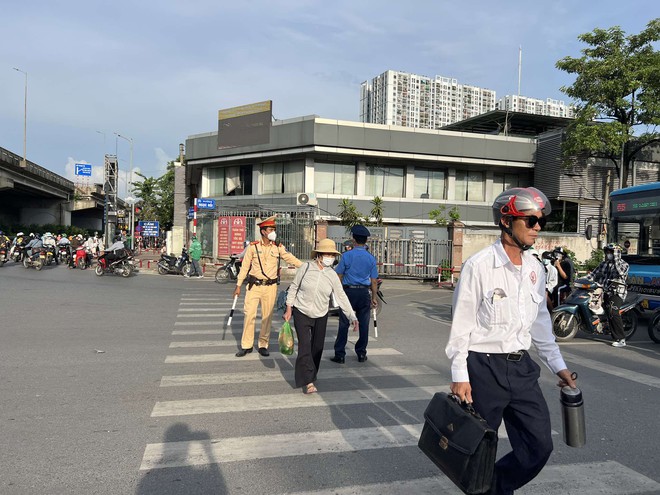 CSGT Hà Nội ứng trực phân luồng, hỗ trợ người dân trở lại Thủ đô sau kỳ nghỉ lễ 2/9- Ảnh 1. CSGT Hà Nội ứng trực phân luồng, hỗ trợ người dân trở lại Thủ đô sau kỳ nghỉ lễ 2/9- Ảnh 1.