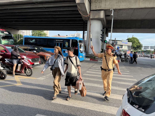 CSGT Hà Nội ứng trực phân luồng, hỗ trợ người dân trở lại Thủ đô sau kỳ nghỉ lễ 2/9- Ảnh 5. CSGT Hà Nội ứng trực phân luồng, hỗ trợ người dân trở lại Thủ đô sau kỳ nghỉ lễ 2/9- Ảnh 5.