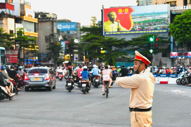 CSGT Hà Nội ứng trực phân luồng, hỗ trợ người dân trở lại Thủ đô sau kỳ nghỉ lễ 2/9- Ảnh 3. CSGT Hà Nội ứng trực phân luồng, hỗ trợ người dân trở lại Thủ đô sau kỳ nghỉ lễ 2/9- Ảnh 3.