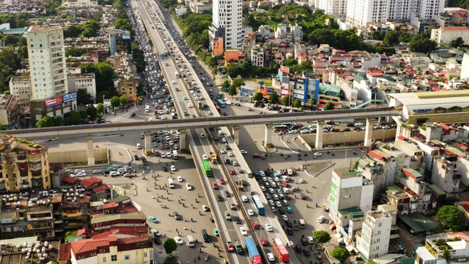 CSGT Hà Nội ứng trực phân luồng, hỗ trợ người dân trở lại Thủ đô sau kỳ nghỉ lễ 2/9- Ảnh 2. CSGT Hà Nội ứng trực phân luồng, hỗ trợ người dân trở lại Thủ đô sau kỳ nghỉ lễ 2/9- Ảnh 2.